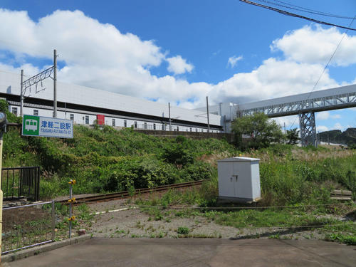 〈7〉現在の姿。奥津軽いまべつ駅には奥に見える跨線橋を利用する。かつての屋根付き階段の跡は、おもかげを残すものの自然にかえっている