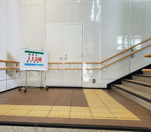 〈9〉うっかり階段を使おうとする利用客へのアドバイス（？）。ちなみに日本で一番高い駅だった三江線宇都井駅の階段は116段だった