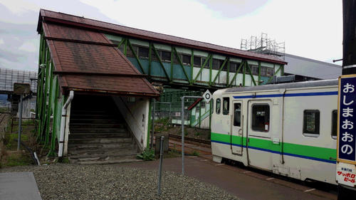 〈11〉2014年8月。古い跨線橋はまだ使用されていた