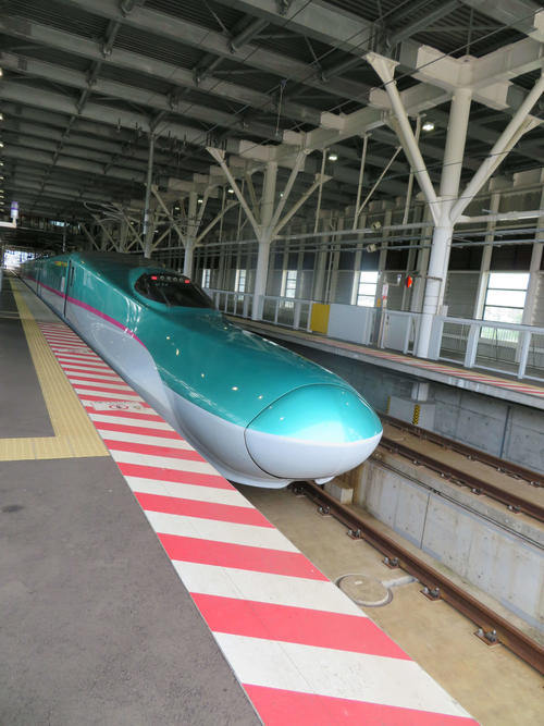 〈19〉新函館北斗に停車中の東京行きはやぶさ