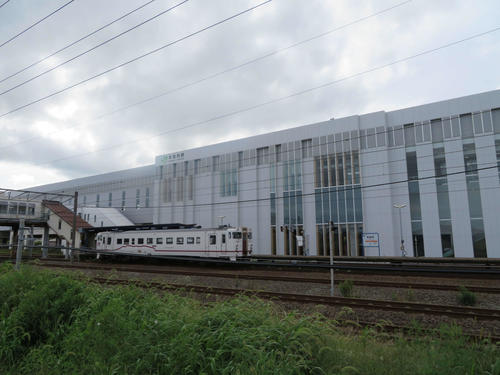〈4〉道南いさりび鉄道のホーム。奥が新幹線の駅舎