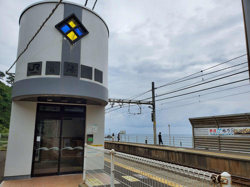 〈8〉青海川の駅舎。人気が高い海側のホームとは逆側にあり、待合室がある