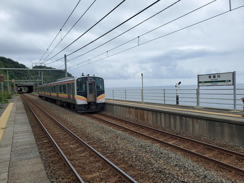 〈9〉青海川に入線する電車
