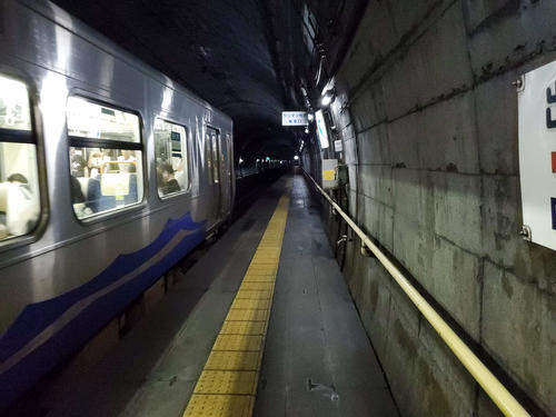 〈14〉ホームに到着した列車