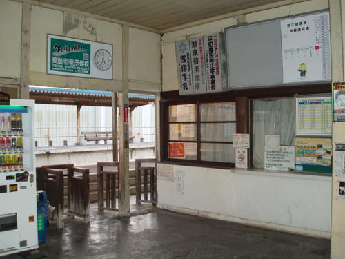 〈12〉新八日市駅の構内。以前からの改札口も現存している