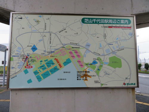 〈10〉駅周辺の案内図。空港と接していることが分かる