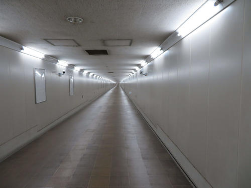 （12）ひたすら続くように見える通路内部
