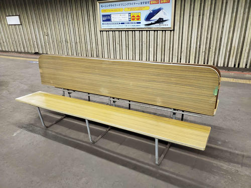 （3）東成田駅ホームのいす。かなり年季が入っている