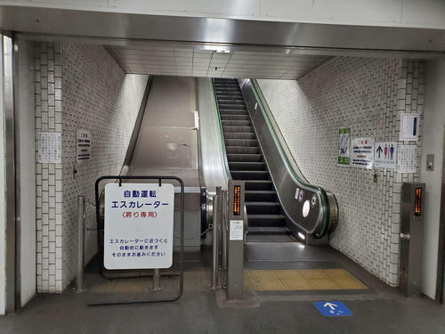 （4）改札へのエスカレーターは昇りのみ稼動している