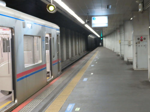 （6）東成田駅のホームは閑散としていた