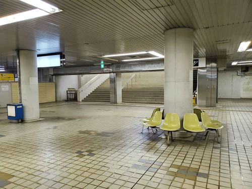 （7）柱を取り囲むように設置されたいすがそのまま残る