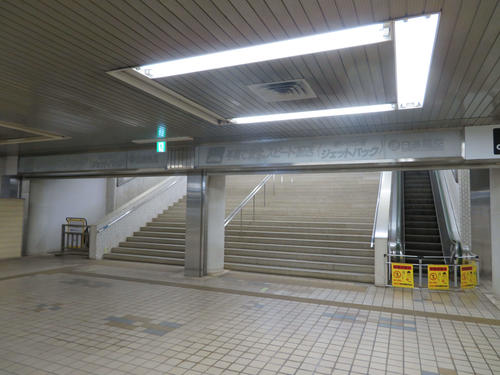 （9）うっすらと残る広告を見ながら地上を目指す