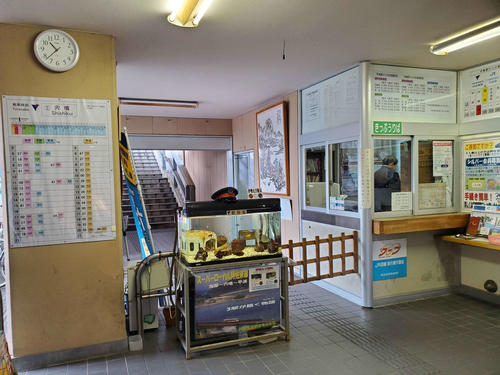 〈5〉唯一の有人駅である宍喰駅。伊勢エビの駅長も健在