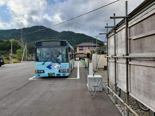 〈9〉室戸方面からの高知東部交通バス。甲浦発着のダイヤは鉄道との接続が考慮されている