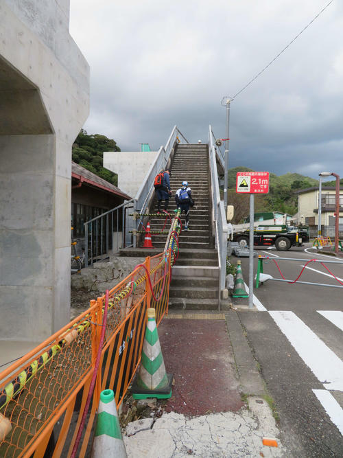 〈10〉階段を登ってホームへと向かう