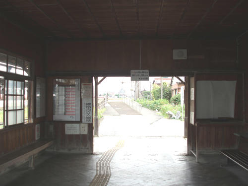＜7＞無人駅だがきれいに清掃されている。壁と一体のベンチが雰囲気を出している