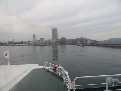 〈12〉約１時間の船旅。うどんを食べると高松の街が見えてくる