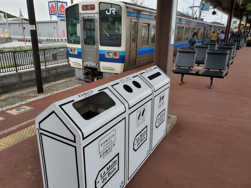 〈9〉宇野駅のゴミ箱も観光列車使用となっている