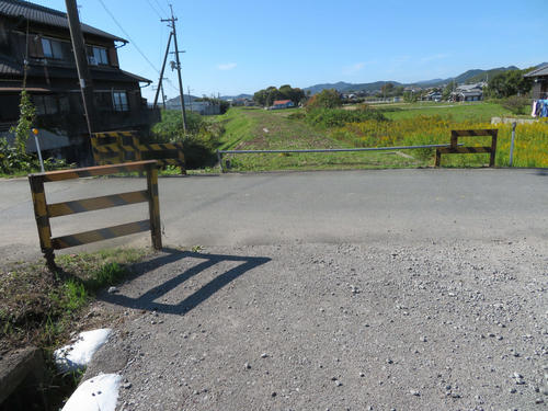 〈11〉宗左駅は踏切跡の右手向こうににあった