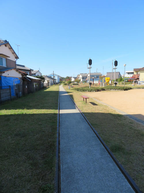 〈3〉線路跡は散策道として整備されている
