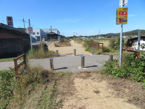 〈8〉遊歩道に踏切跡が残る