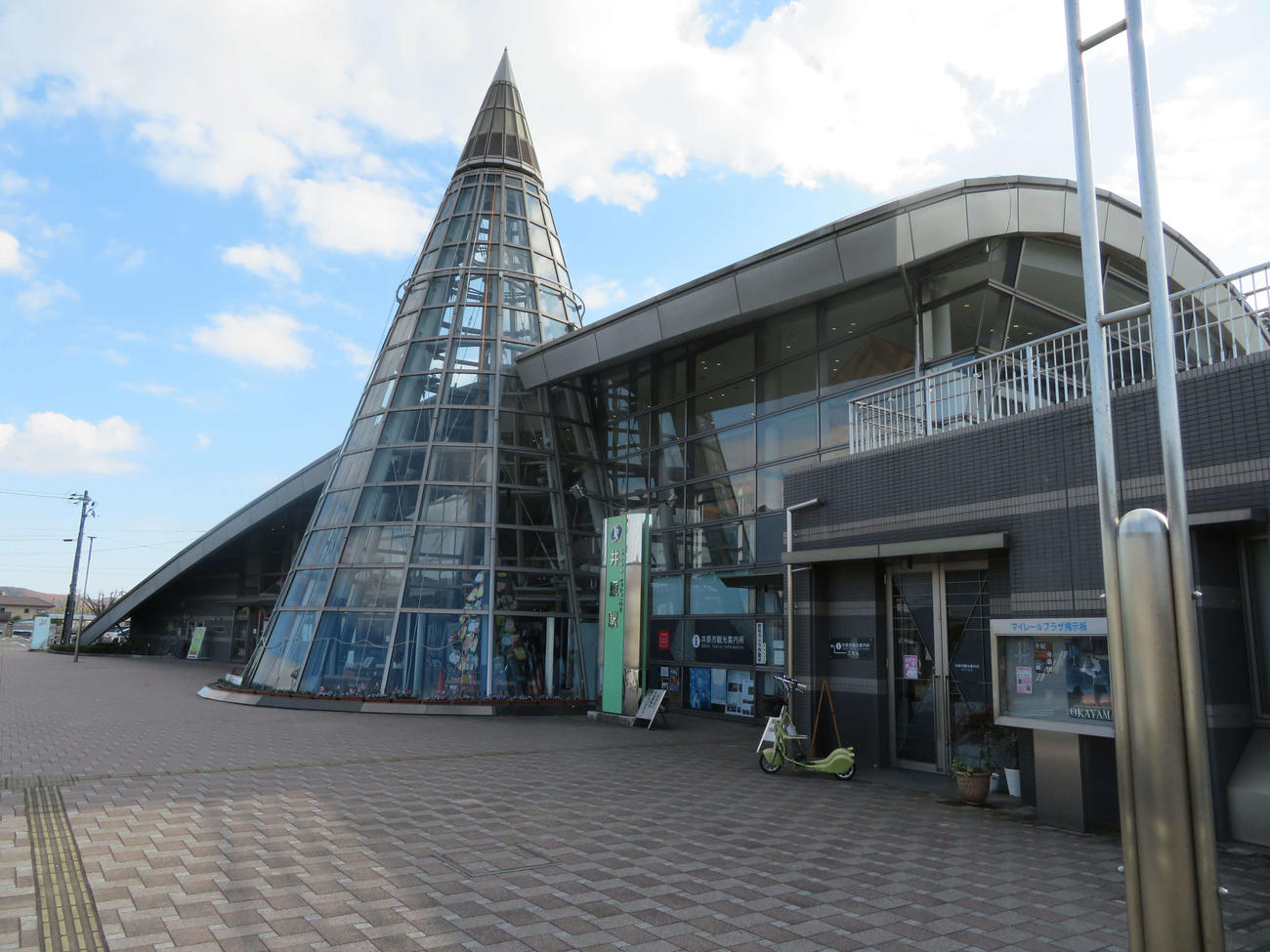 〈2〉特徴的な井原駅の駅舎