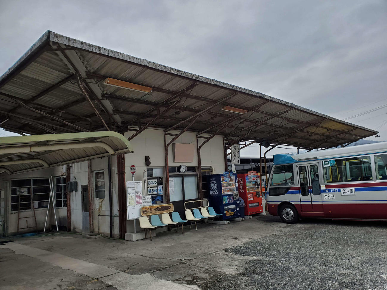 〈10〉廃線となった井笠鉄道の矢掛駅の駅舎は、そのままバスターミナルとなっている