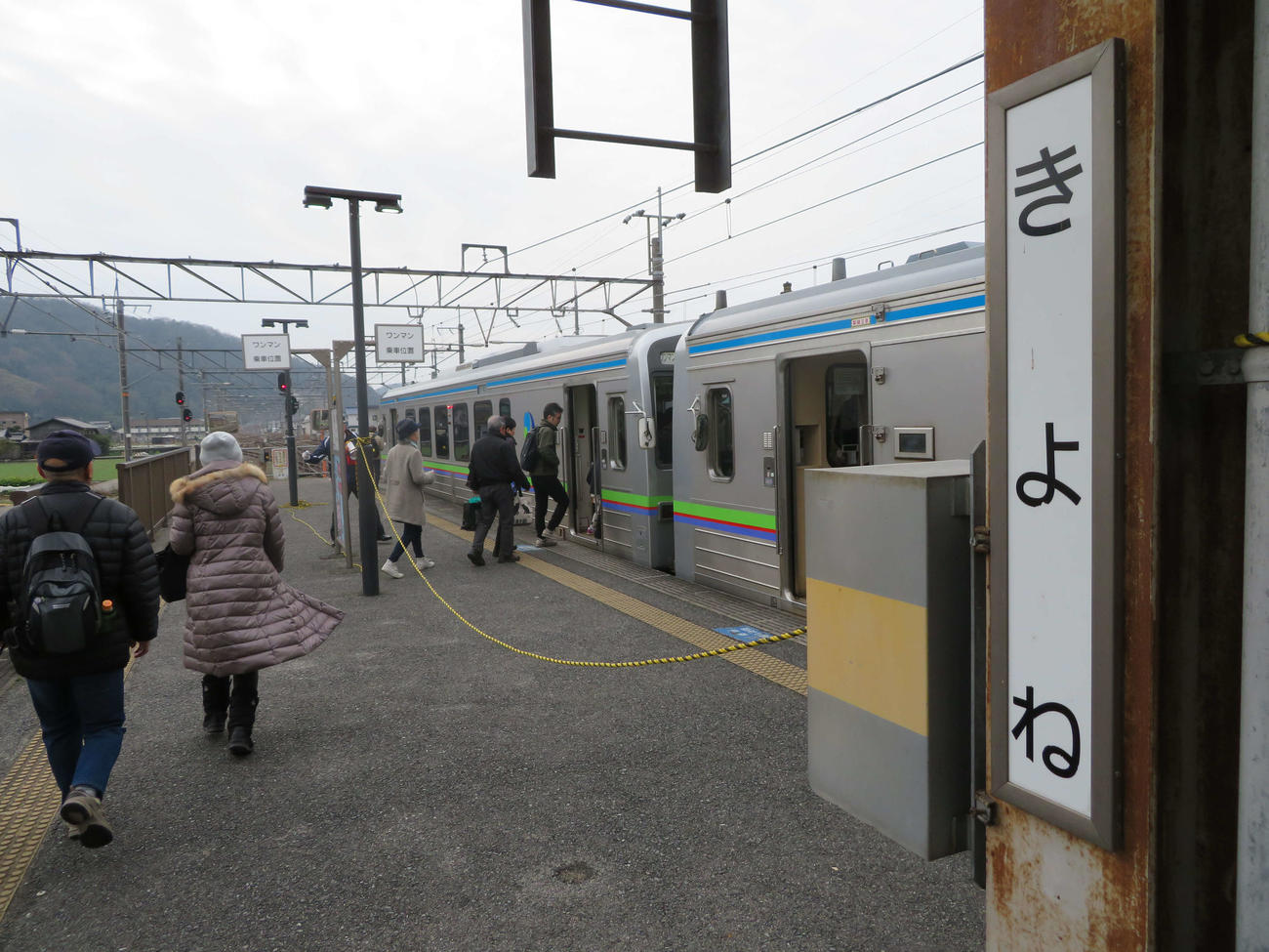 〈1〉清音駅で続々と列車に乗り込む