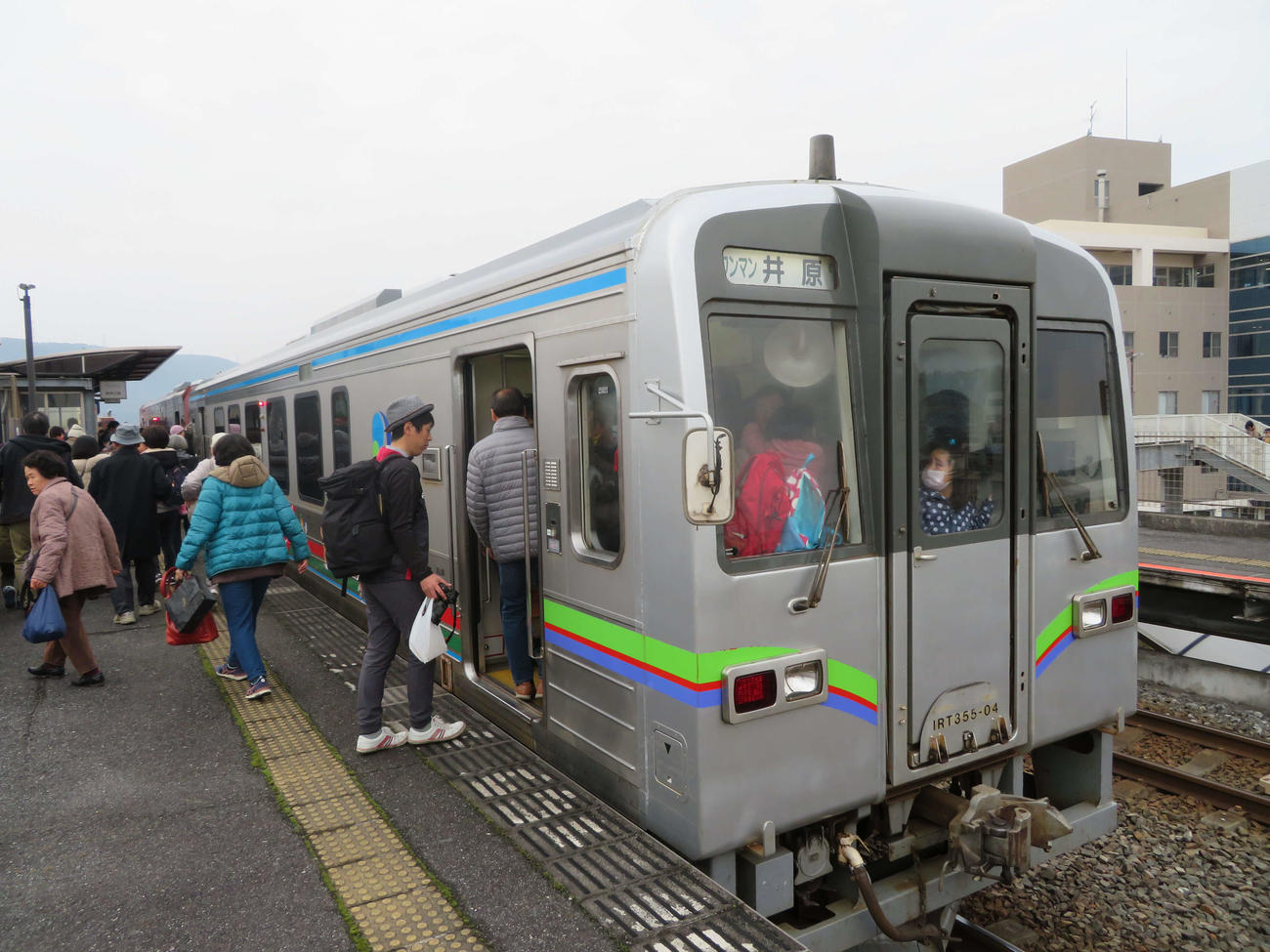 〈2〉満員の列車（吉備真備駅）