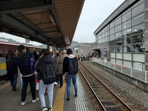 〈10〉井原駅に到着すると人が多すぎて改札を出るにも苦労する