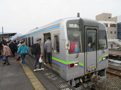 〈2〉満員の列車（吉備真備駅）