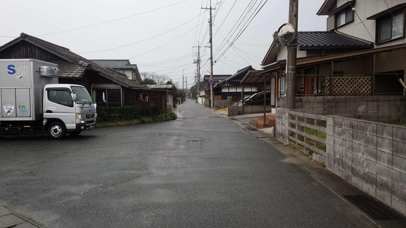 〈5〉線路に沿って住宅街の道路を歩いた