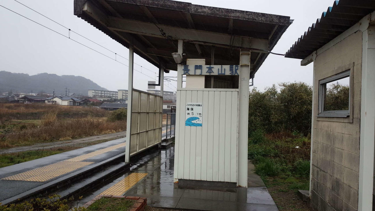 〈9〉駅舎はなく待合所だけがある