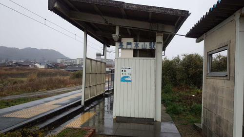 〈9〉駅舎はなく待合所だけがある