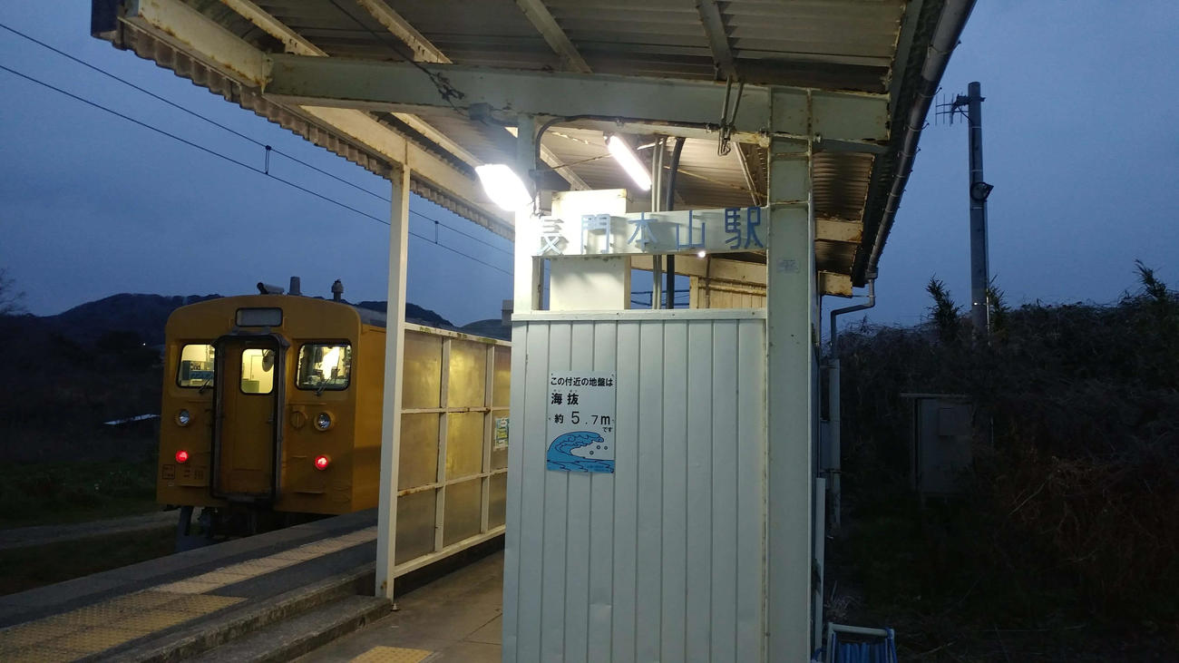〈1〉午後は唯一となる電車が出発を待つ