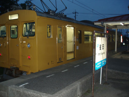 〈2〉「最終」の長門本山行きが発車を待つ