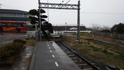 〈7〉長門本山駅の前を走るバス（2016年2月）