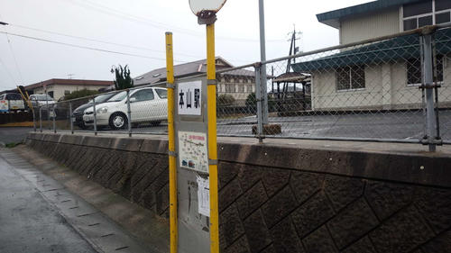 〈8〉長門本山のバス停（2016年2月）