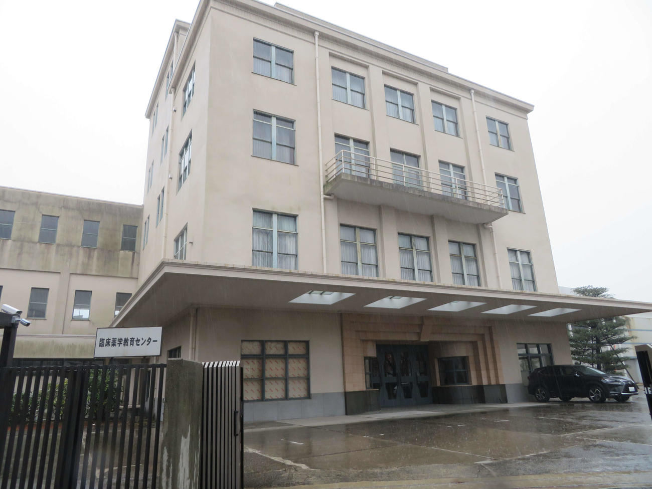 〈10〉武庫川女子大附属中等学校・高等学校に残る競馬場の正面玄関