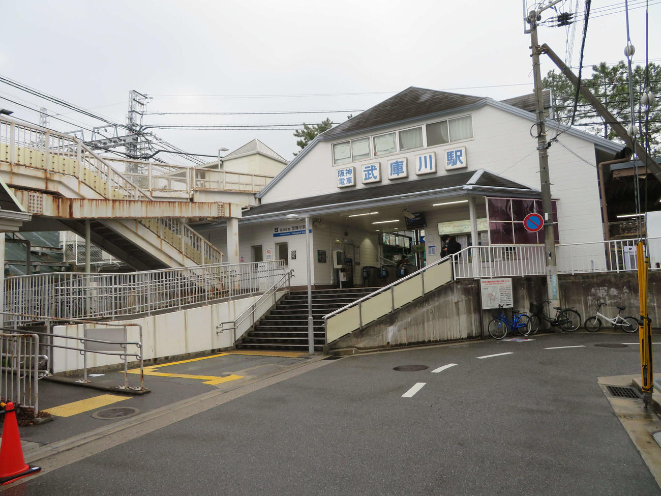 〈2〉武庫川線の起点である武庫川駅（西宮側改札）