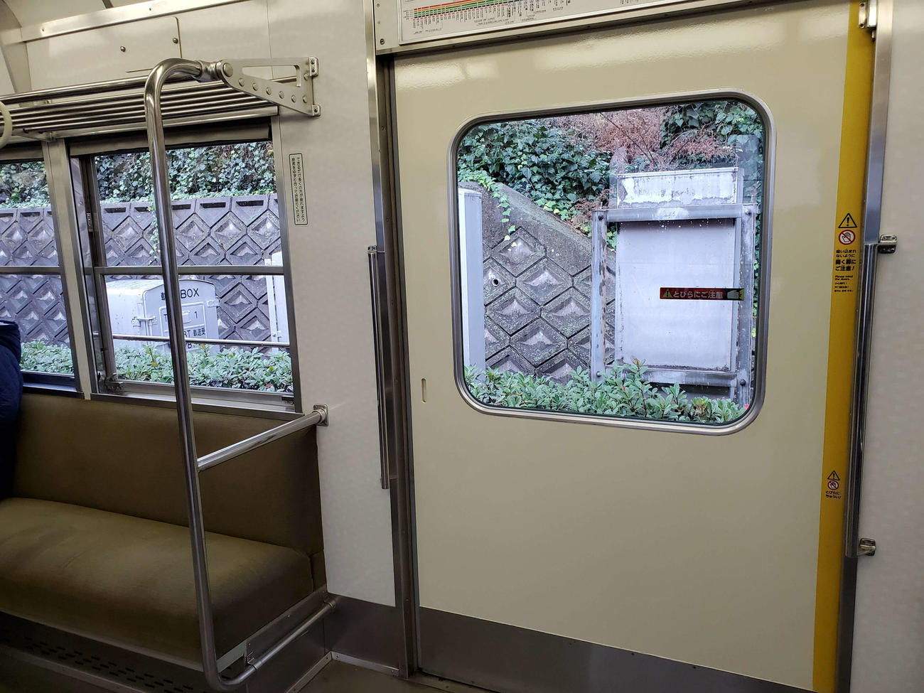〈5〉武庫川線の車両は片側開き