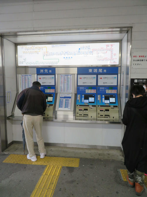 〈9〉東鳴尾と洲先は改札のない無人駅のため武庫川の中間改札では利用駅別に券売機がある