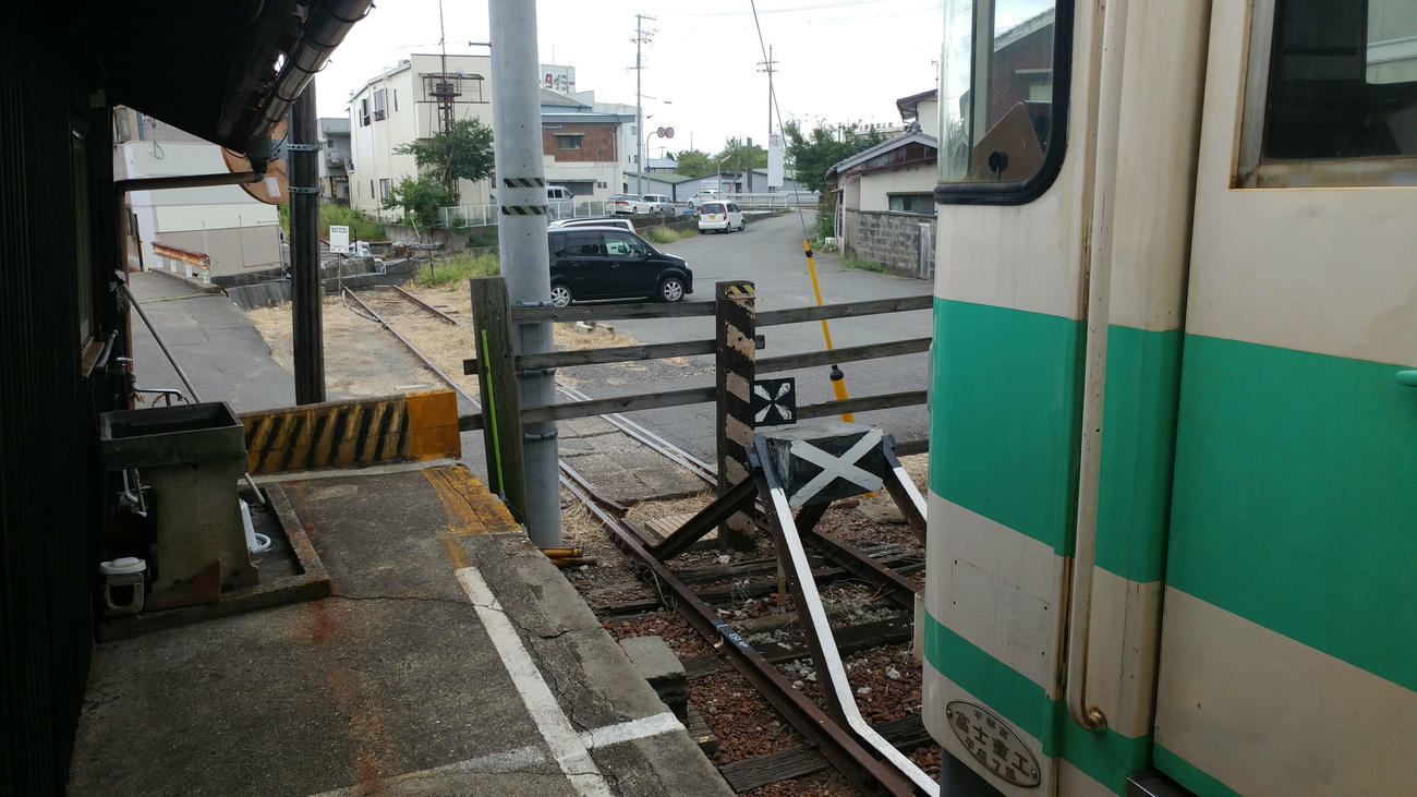 〈11〉まさにギリギリの停車。しびれます