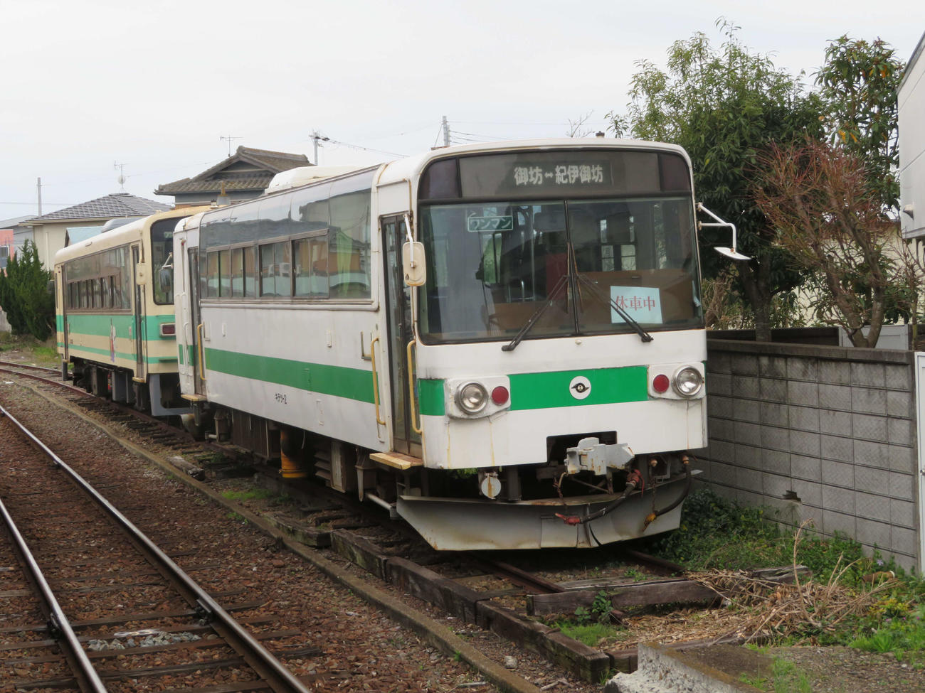 〈5〉紀伊御坊の側線は車両の留置線となっている
