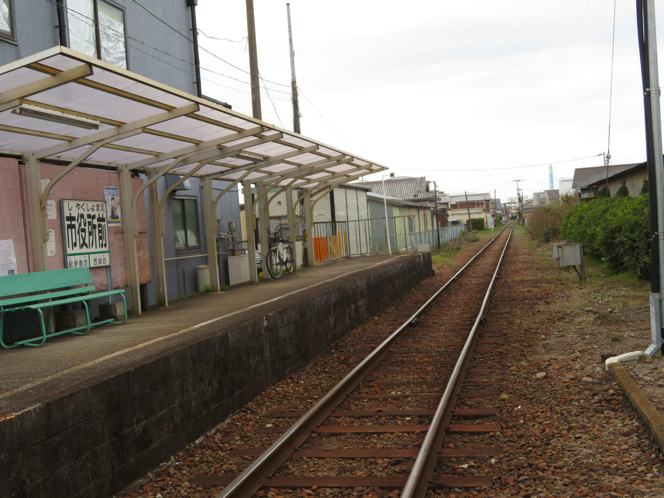 〈6〉市役所前駅からは終点の西御坊駅が見えている