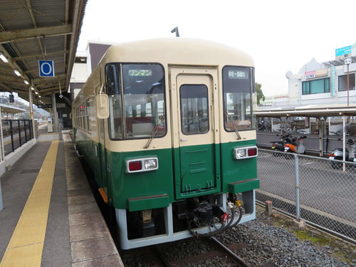 〈1〉御坊で出発を待つ紀州鉄道の車両