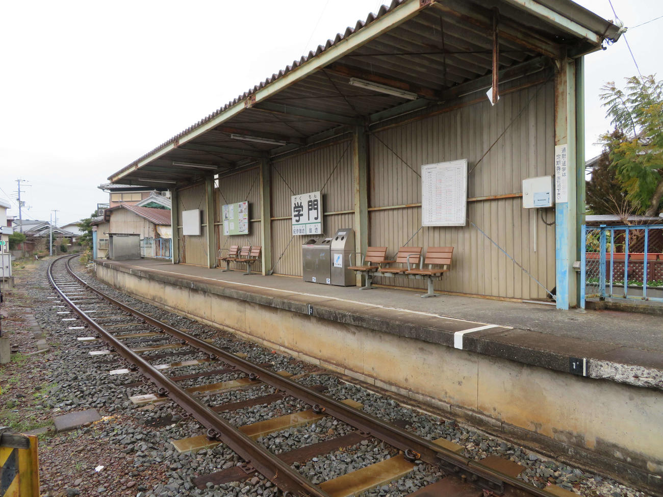 〈7〉受験生に関連グッズが人気の学門駅