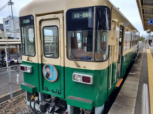 〈13〉訪問時は紀州鉄道の鉄道むすめ「日高かすみ」のヘッドマークを装着した列車が運行中だった