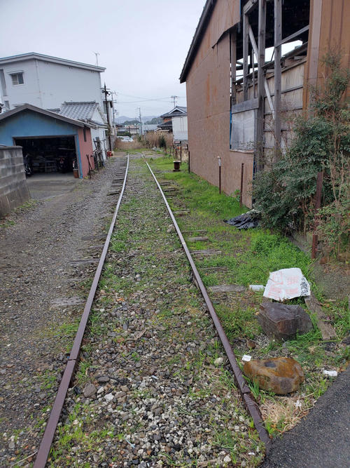 〈2〉住宅街を抜けるようにレールが走っていた