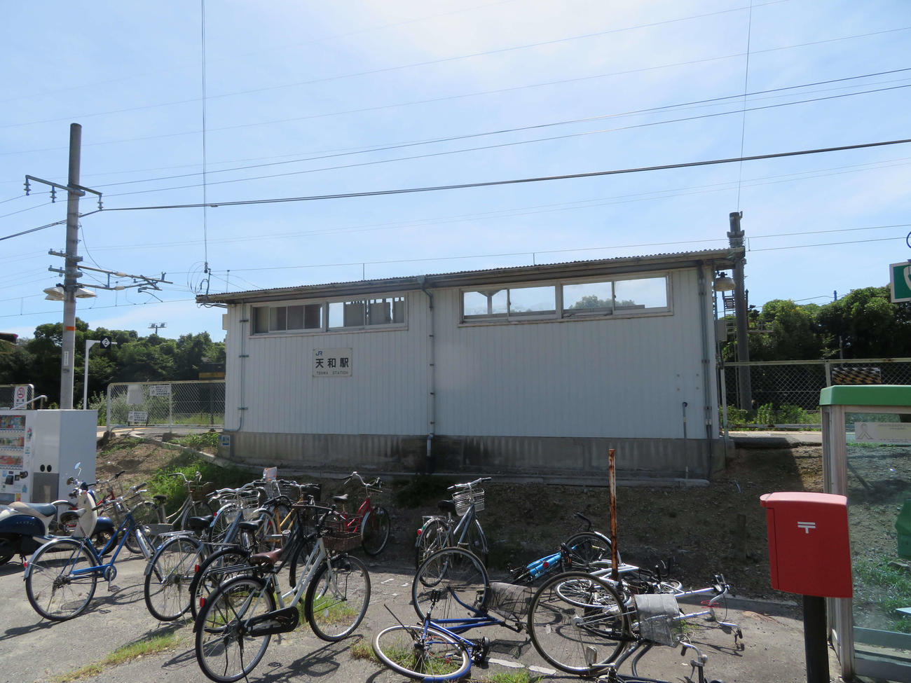 〈3〉天和駅は待合所だけの簡易なつくりとなっている